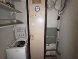 une petite cuisine équipée d'un réfrigérateur et d'un lave-linge