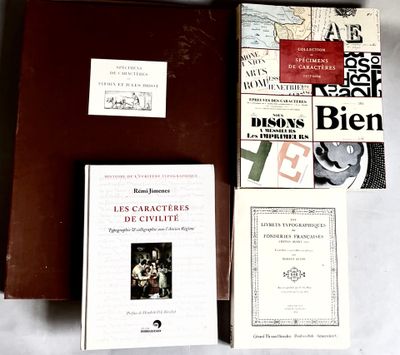 plusieurs livres sont posés sur une table les uns à côté des autres