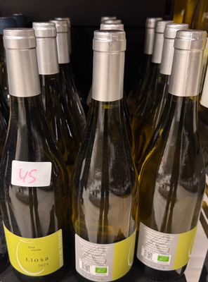 plusieurs bouteilles de vin se trouvent sur une étagère dans un magasin