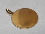 une image représentant un pendentif plaqué or sur un fond blanc