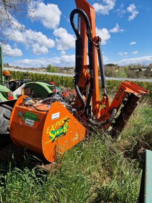 un tracteur qui est garé dans l'herbe au bord de la route