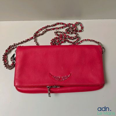 sac à main en cuir rouge avec une bandoulière en chaîne et un oiseau sur le devant