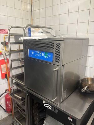 un appareil posé sur un chariot dans une cuisine