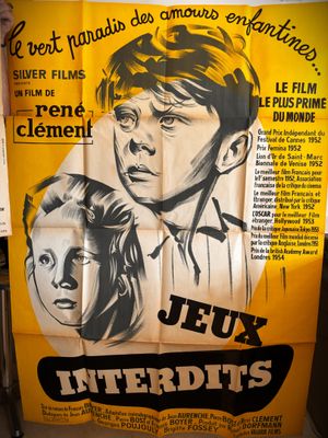 une vieille affiche de cinéma représentant un homme et une femme sur fond jaune