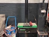 une petite table avec un bidon d'essence et d'autres objets dans un garage