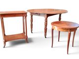 trois meubles, dont une table et deux tabourets