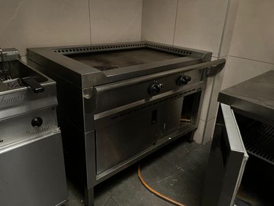 une cuisine équipée d'une cuisinière, d'un four et d'un lave-vaisselle