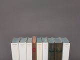 un groupe de livres superposés sur une table