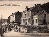 beaucoup de gens qui marchent dans la rue sur cette vieille photo