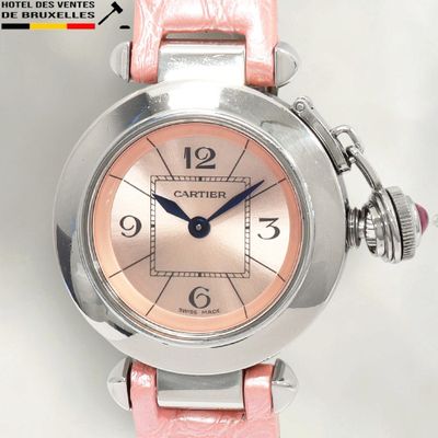 un gros plan d'une montre-bracelet avec un bracelet rose