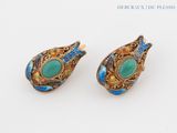 une paire de boucles d'oreilles en turquoise et or, ornées de pierres de turquoise