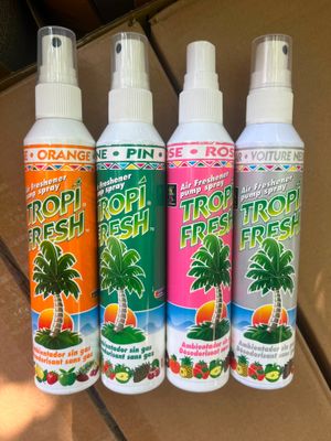 quatre flacons de brume rafraîchissante aux senteurs tropicales posés sur une table