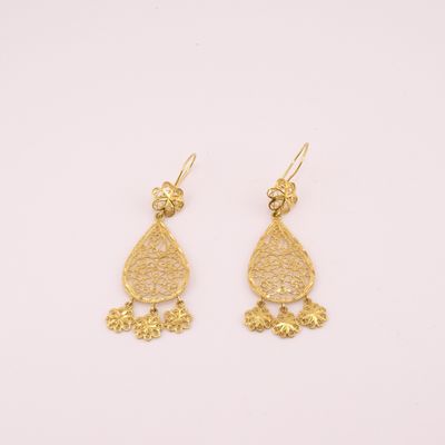 une paire de boucles d'oreilles plaquées or sur fond blanc