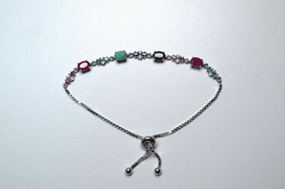 un gros plan d'un bracelet posé sur une table, sur fond blanc