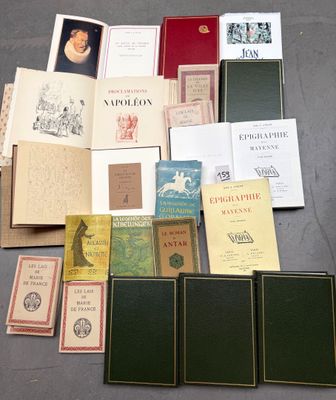 un grand nombre de livres posés sur le sol