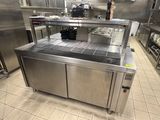 plan de travail en acier inoxydable dans une cuisine professionnelle équipée d'armoires en acier inoxydable
