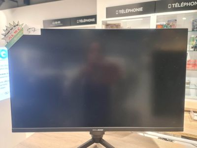 une photo d'un écran posé sur un support dans un magasin