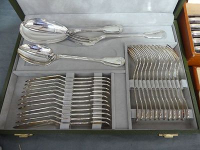un coffret contenant de l'argenterie sur une table