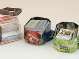 de nombreux types de cartes différents dans un sac posé sur la table