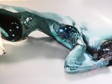 une sculpture en verre représentant une femme allongée sur une table