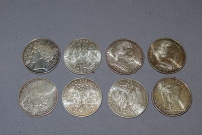 gros plan d'un paquet de pièces de monnaie posé sur une table