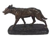 statue en bronze représentant un loup, posée sur un socle noir