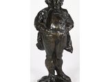 une statue en bronze représentant un garçon tenant un sac