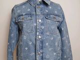 un gros plan sur un mannequin portant une veste en jean