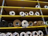 de nombreux rouleaux de ruban adhésif sur les étagères du magasin