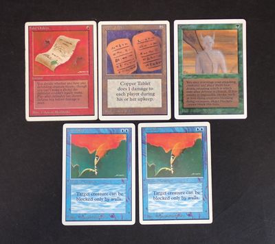 Plusieurs cartes sont posées sur une table avec un fond noir.
