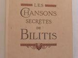 un livre ouvert sur une table blanche