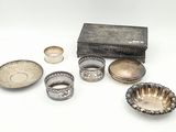 de nombreux objets en argent posés sur une surface blanche
