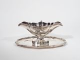 l'image d'un plateau d'argent orné d'un motif floral