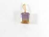 un pendentif en amethorate muni d'une bélière en or jaune et d'une pierre violette