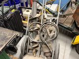 une photo d'une pièce où il y a beaucoup d'outils par terre