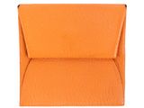 une enveloppe en cuir orange munie d'un petit rabat sur le devant