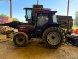 un tracteur garé dans la terre