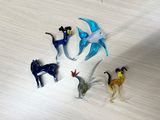 cinq figurines représentant différents animaux posées sur une table