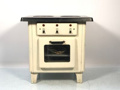 Cuisinière de poupée en tôle peinte crème.