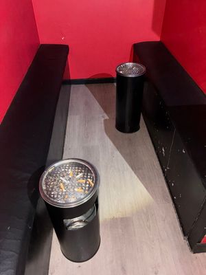 un banc noir et une table noire dans une pièce rouge