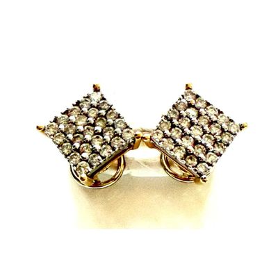 une photo d'une paire de boucles d'oreilles en diamant posées sur une surface blanche