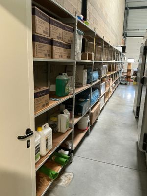 une pièce avec de nombreuses étagères et des cartons posés sur ces étagères