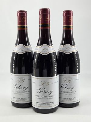 trois bouteilles de vin rouge posées sur une table blanche