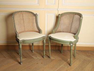 paire de chaises anciennes françaises à dossier en rotin, avec coussins de dossier en rotin