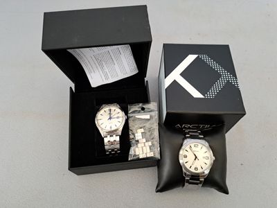 une montre dans une boîte et une montre dans une boîte