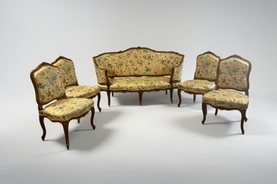 quatre chaises et un canapé dans une pièce sur fond blanc
