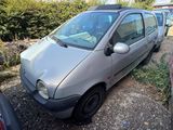 une photo d'une petite voiture garée sur un parking