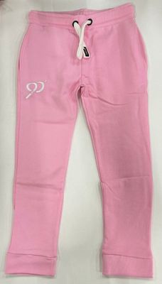 un gros plan sur un pantalon rose posé sur une surface blanche