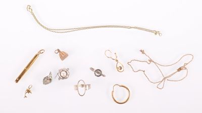 plusieurs types de bijoux différents sur une surface blanche