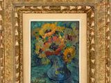 une peinture de fleurs dans un vase bleu sur une table